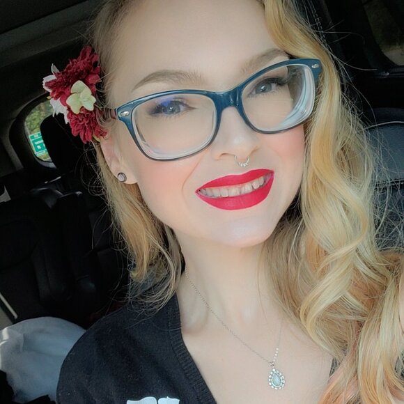 Meet your Posher, Amanda - Picture 1 of 1